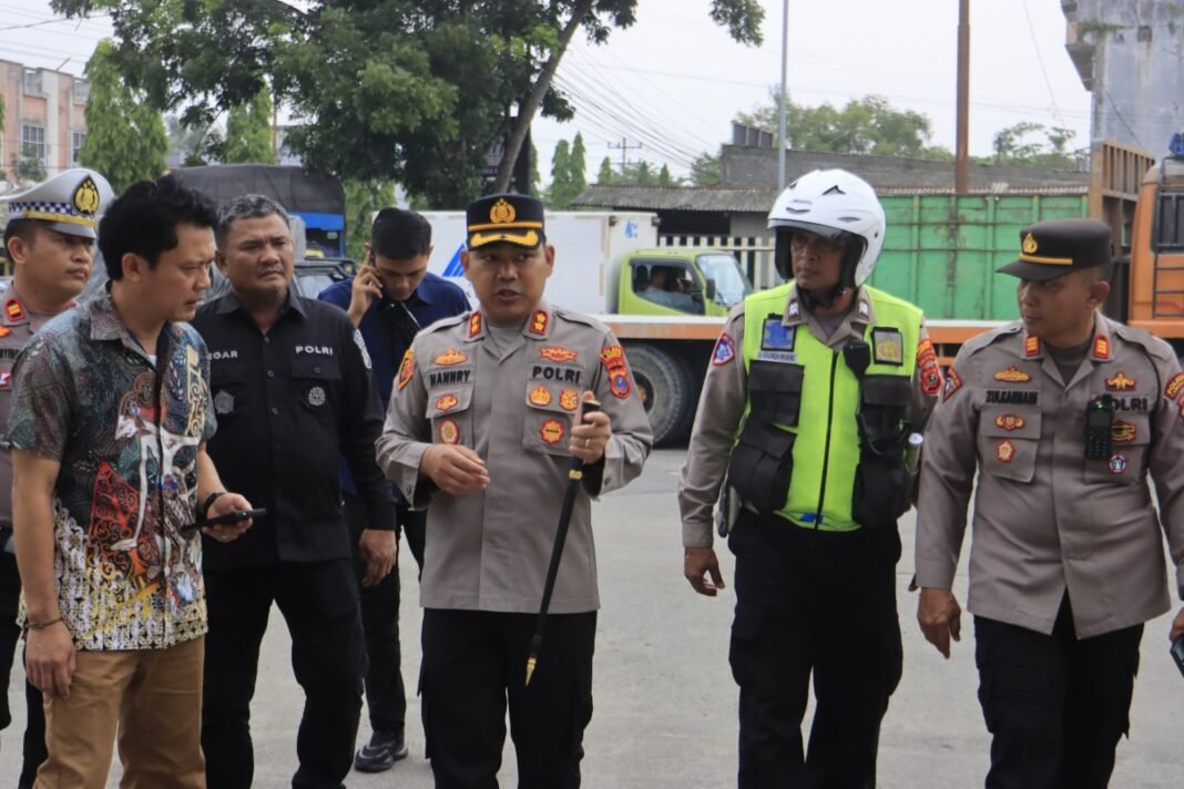 Antrean BBM di Langkat Mulai Normal, Kapolres Hannry Tinjau Langsung SPBU Perdamaian Stabat” Antrean BBM di Langkat Mulai Normal, Kapolres Hannry Tinjau Langsung SPBU Perdamaian Stabat”