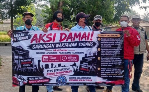 Puluhan Jurnalis di Subang Gelar Aksi Damai Tolak Intimidasi dan Bela Kebebasan Pers Puluhan Jurnalis di Subang Gelar Aksi Damai Tolak Intimidasi dan Bela Kebebasan Pers