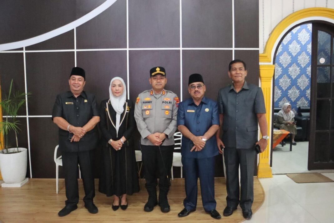 Kapolres Langkat Silaturahmi dengan Ketua DPRD: Jaga Stabilitas demi Kesejahteraan Rakyat Kapolres Langkat Silaturahmi dengan Ketua DPRD: Jaga Stabilitas demi Kesejahteraan Rakyat