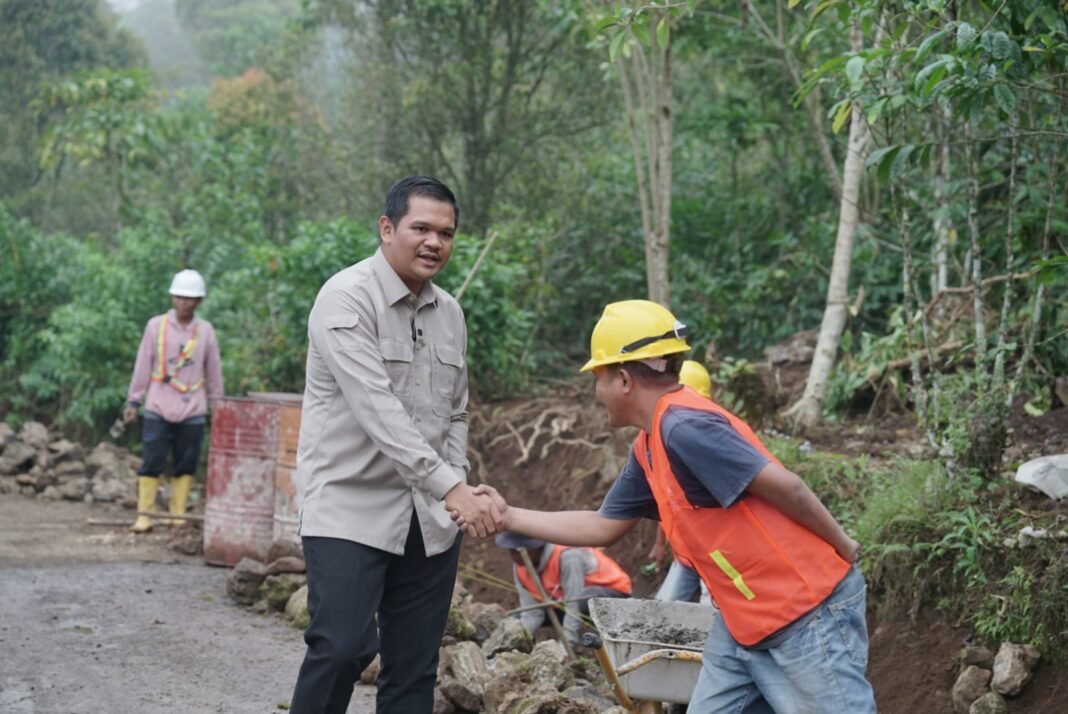 Bupati Bantaeng Tinjau Perbaikan Ruas Jalan Tani Biringere Bupati Bantaeng Tinjau Perbaikan Ruas Jalan Tani Biringere