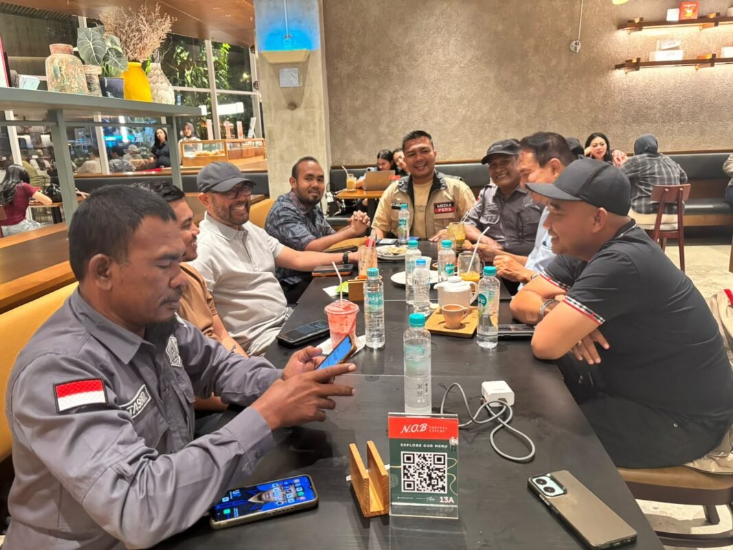 Silaturahmi PJS Aceh dengan Anggota DPR RI Nasir Djamil Perkuat Sinergi Pers dan Pembangunan Aceh Silaturahmi PJS Aceh dengan Anggota DPR RI Nasir Djamil Perkuat Sinergi Pers dan Pembangunan Aceh