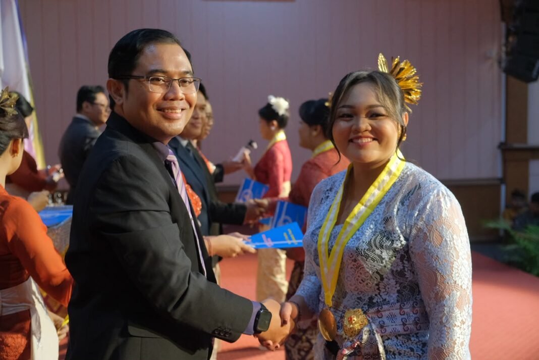 FKIP Universitas Dwijendra Lepas 42 Sarjana Baru, Siapkan Pendidik Berkarakter Dan Berdaya Saing FKIP Universitas Dwijendra Lepas 42 Sarjana Baru, Siapkan Pendidik Berkarakter Dan Berdaya Saing