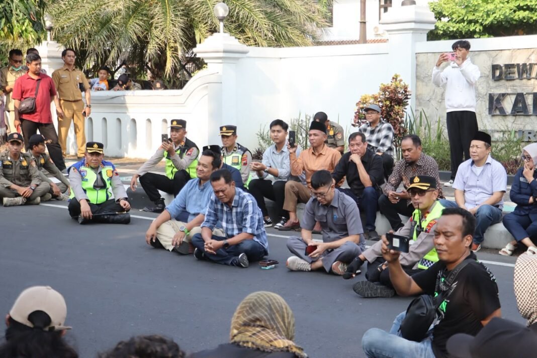 *Kawal Aksi Usut Tuntas Mini Zoo, Polres Purworejo Terjunkan 311 Personel Tanpa Senpi* *Kawal Aksi Usut Tuntas Mini Zoo, Polres Purworejo Terjunkan 311 Personel Tanpa Senpi*