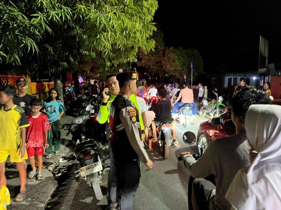 Respons Cepat Pamapta Polres Muara Enim Datangi TKP Kebakaran Tiga Warung di Area MIN 1 Muara Enim Respons Cepat Pamapta Polres Muara Enim Datangi TKP Kebakaran Tiga Warung di Area MIN 1 Muara Enim