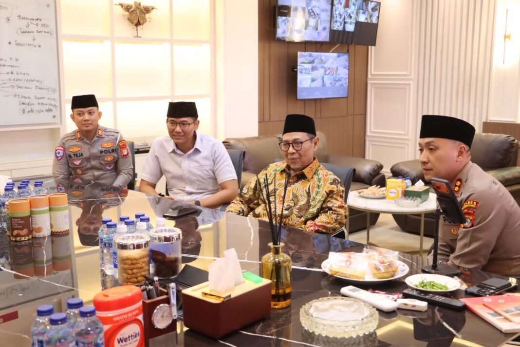 Ketua MUI Jakarta Utara Kunjungi Polres Pelabuhan Tanjung Priok dan Pimpin Doa Bersama Ketua MUI Jakarta Utara Kunjungi Polres Pelabuhan Tanjung Priok dan Pimpin Doa Bersama