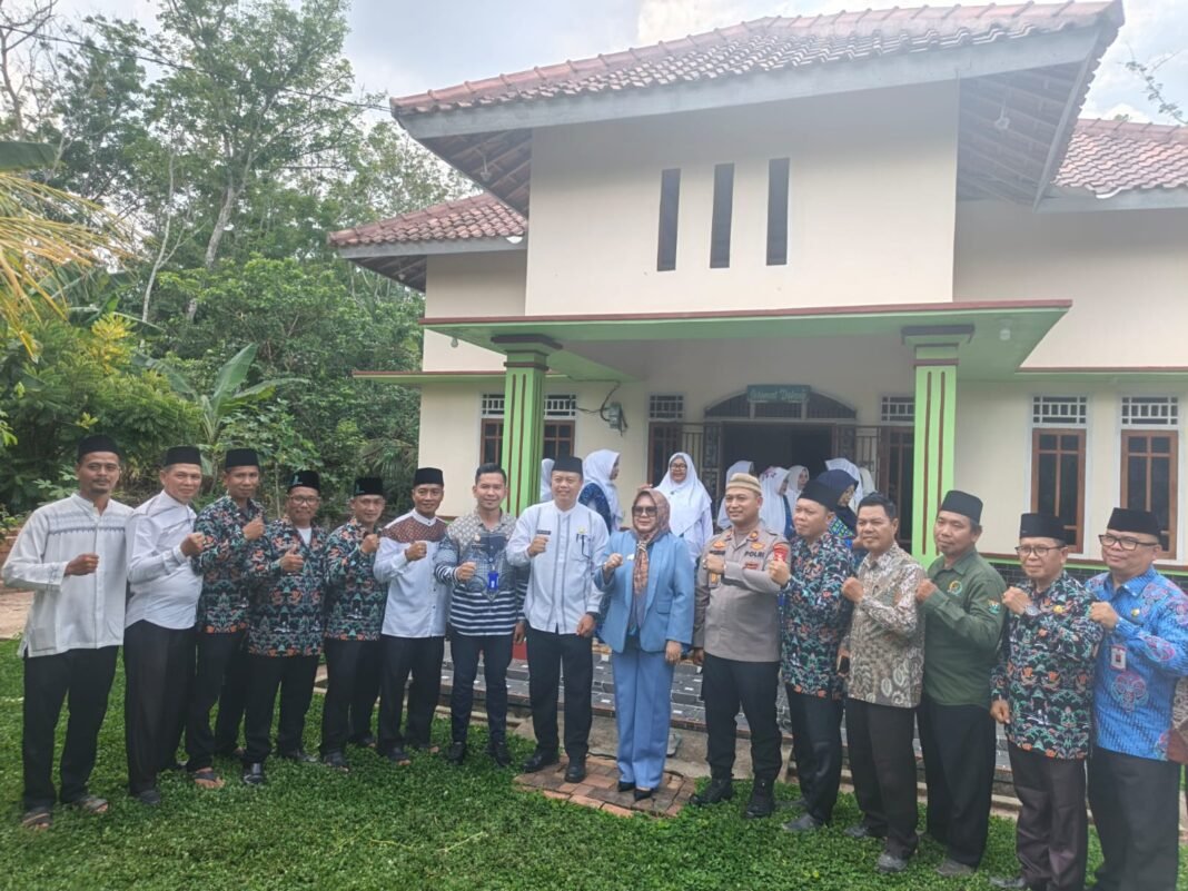 Kapolsek Rambang Hadiri Pelantikan Pengurus BKMT Se-Kecamatan Rambang Periode 2026–2031 Kapolsek Rambang Hadiri Pelantikan Pengurus BKMT Se-Kecamatan Rambang Periode 2026–2031