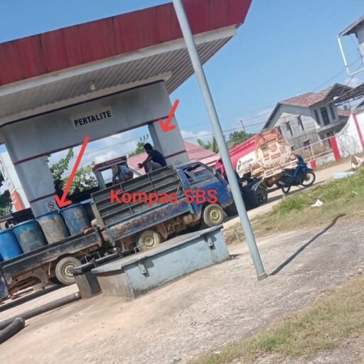 BBM Subsidi Diduga Tak Terkendali, Pembeli Berdrum Bebas Isi Sendiri di SPBU Simpang Hilir BBM Subsidi Diduga Tak Terkendali, Pembeli Berdrum Bebas Isi Sendiri di SPBU Simpang Hilir