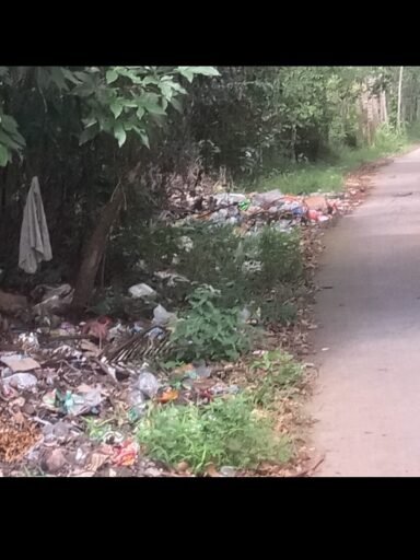 Jalan desa bumi ayu sampah berserakan Jalan desa bumi ayu sampah berserakan