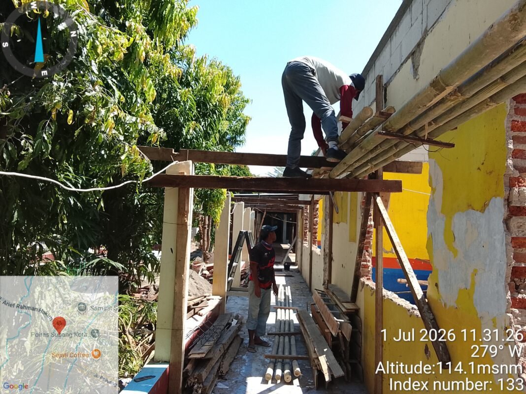 Diduga Pekerjaan Rehab Gedung Kelas PGRI 2 Subang Abaikan APD Diduga Pekerjaan Rehab Gedung Kelas PGRI 2 Subang Abaikan APD