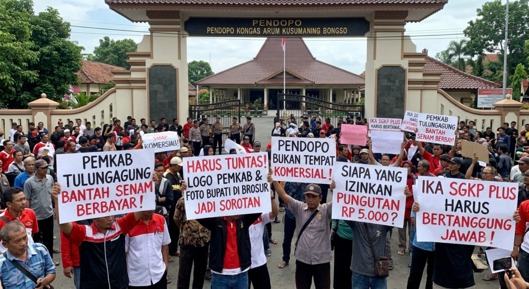 Tegas! Pemkab Tulungagung Bantah Senam Berbayar di Pendopo, Publik Soroti Logo dan Foto Bupati di Brosur Tegas! Pemkab Tulungagung Bantah Senam Berbayar di Pendopo, Publik Soroti Logo dan Foto Bupati di Brosur