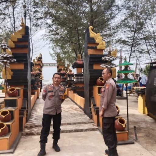 Polsek Balongan Patroli di Kawasan Wisata Pantai Polsek Balongan Patroli di Kawasan Wisata Pantai