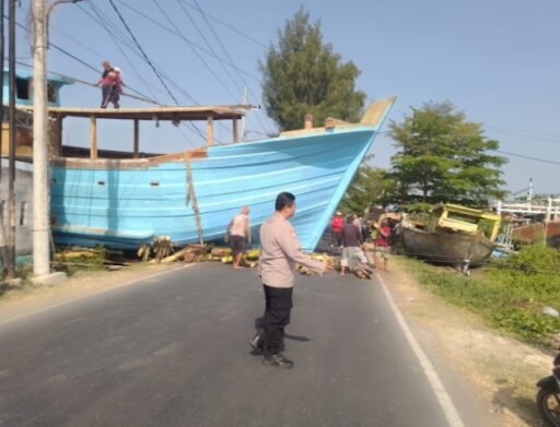 Cegah Kemacetan dan Kecelakaan, Polisi Atur Lalu Lintas Saat Penurunan Perahu di Karangsong Cegah Kemacetan dan Kecelakaan, Polisi Atur Lalu Lintas Saat Penurunan Perahu di Karangsong