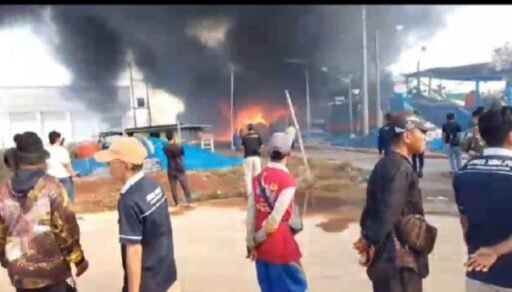 Tiga Kapal Nelayan Di Pelabuhan Karangsong Indramayu Terbakar Dilalap Si Jago Merah Tiga Kapal Nelayan Di Pelabuhan Karangsong Indramayu Terbakar Dilalap Si Jago Merah