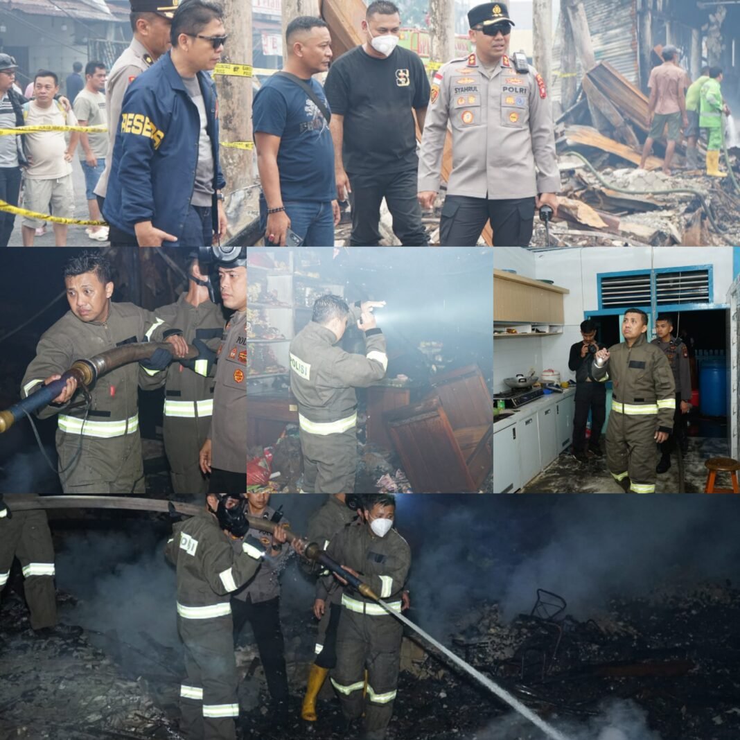 Kapolres Bengkayang Turun Langsung Bantu Padamkan Kebakaran yang Hanguskan 50 Ruko di Pasar Sungai Duri Kapolres Bengkayang Turun Langsung Bantu Padamkan Kebakaran yang Hanguskan 50 Ruko di Pasar Sungai Duri