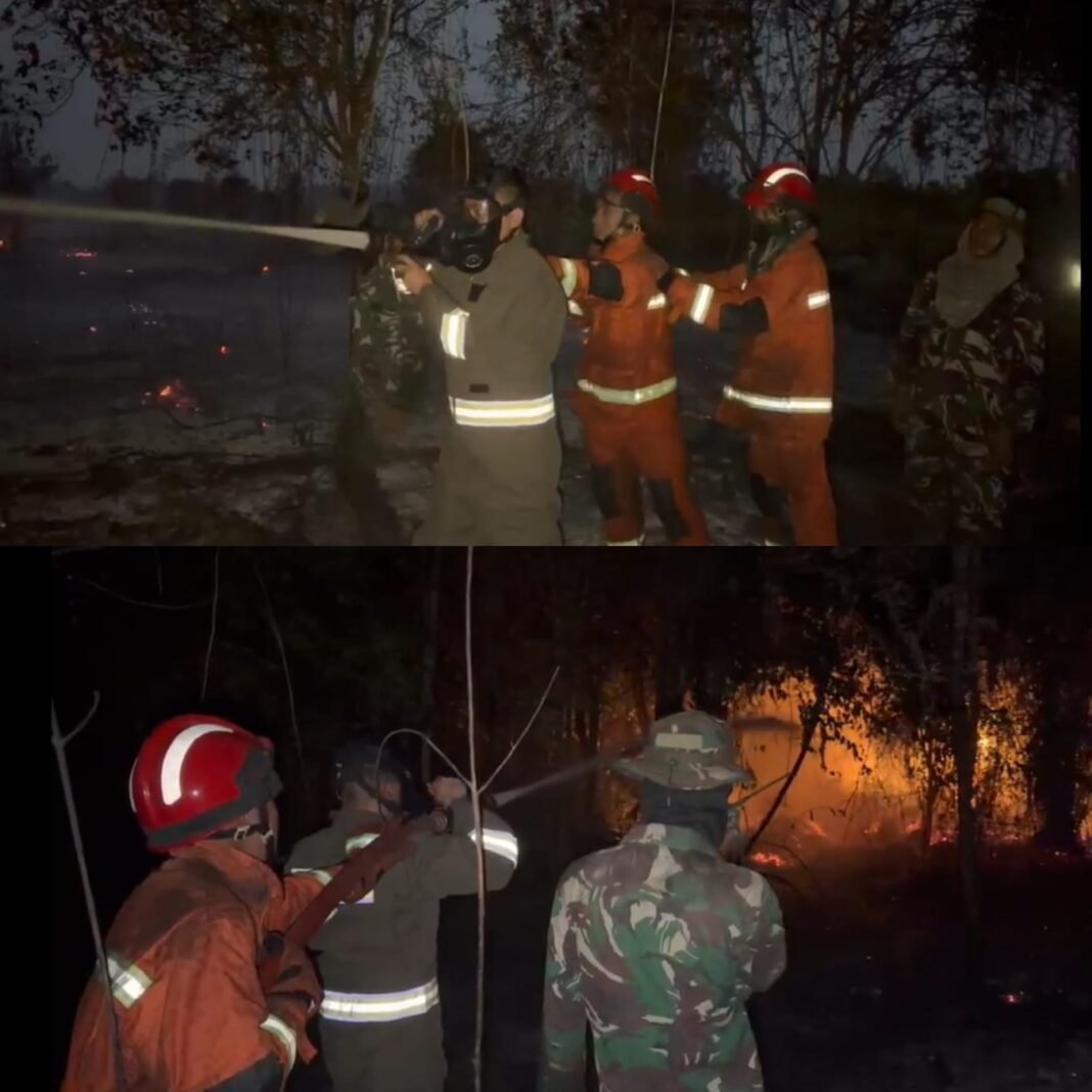 Bersinergi Lawan Karhutla, Polres Bengkayang Bersama TNI dan Damkar Berjibaku Padamkan Api di Karimunting Bersinergi Lawan Karhutla, Polres Bengkayang Bersama TNI dan Damkar Berjibaku Padamkan Api di Karimunting