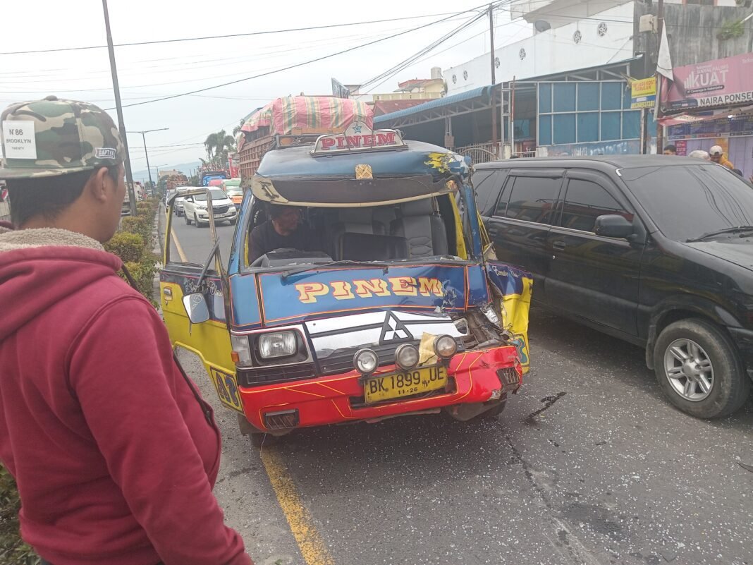 Kecelakaan Beruntun di Berastagi, Melibatkan 2 Mobil 1 Sepeda Motor, Tidak Ada Korban Jiwa Kecelakaan Beruntun di Berastagi, Melibatkan 2 Mobil 1 Sepeda Motor, Tidak Ada Korban Jiwa