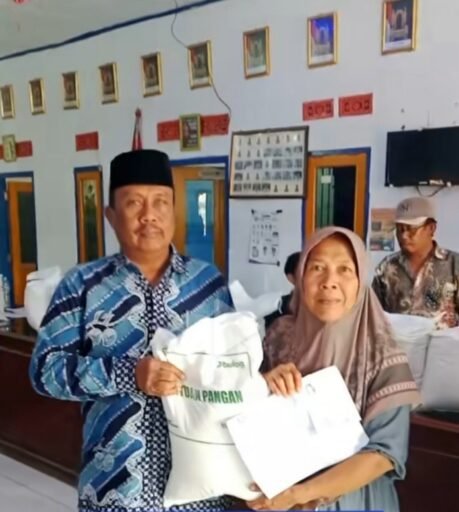 Sebanyak 1.813 KPM Desa Kedokan Bunder Mendapat Bantuan Beras 30 Kg Sebanyak 1.813 KPM Desa Kedokan Bunder Mendapat Bantuan Beras 30 Kg