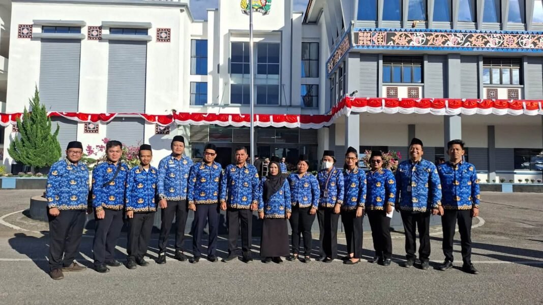 Sekda Karo Ajak ASN Perkuat Sinergi dan Semangat Gotong Royong di Upacara HUT RI Ke-81 Sekda Karo Ajak ASN Perkuat Sinergi dan Semangat Gotong Royong di Upacara HUT RI Ke-81