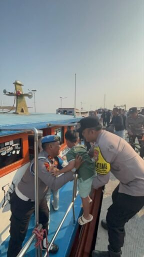 Polsek Kawasan Sunda Kelapa Perkuat Pelayanan dan Pengamanan Wisatawan Kepulauan Seribu di Dermaga Kali Adem Polsek Kawasan Sunda Kelapa Perkuat Pelayanan dan Pengamanan Wisatawan Kepulauan Seribu di Dermaga Kali Adem
