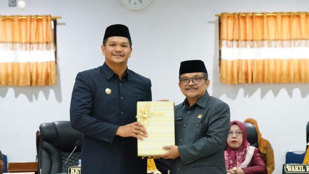 Serahkan Rancangan KUA-PPAS 2027, Bupati Bantaeng Perkuat Komitmen Pembangunan Daerah Serahkan Rancangan KUA-PPAS 2027, Bupati Bantaeng Perkuat Komitmen Pembangunan Daerah