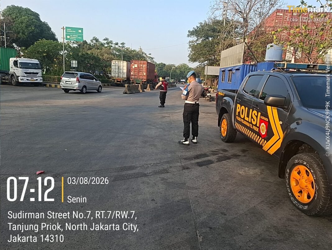 Personel Satsamapta dan Satlantas Polres Pelabuhan Tanjung Priok Laksanakan Pengaturan Lalu Lintas. Personel Satsamapta dan Satlantas Polres Pelabuhan Tanjung Priok Laksanakan Pengaturan Lalu Lintas.
