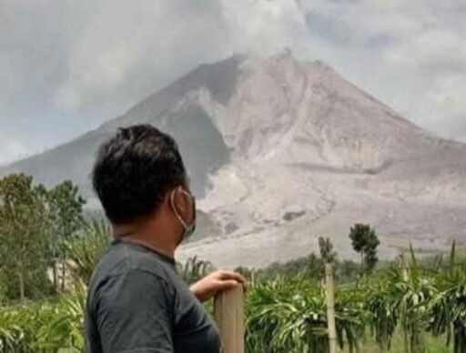 Peringatan, Gunung Sinabung Waspada ! Radius 2 KM Dilarang Masuk Peringatan, Gunung Sinabung Waspada ! Radius 2 KM Dilarang Masuk
