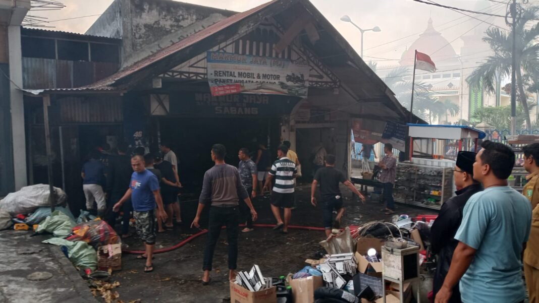 Kebakaran Bengkel Makmur Jaya di Jalan Simpang Garuda | Kompas.sbs Kebakaran Bengkel Makmur Jaya di Jalan Simpang Garuda | Kompas.sbs