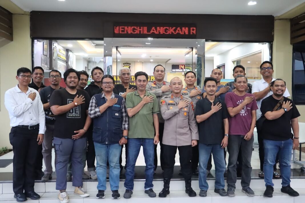 “JJOS Ngobrol Santai dan Ngopi Bareng, Kapolres Priok Bersama Jurnalis” “JJOS Ngobrol Santai dan Ngopi Bareng, Kapolres Priok Bersama Jurnalis”