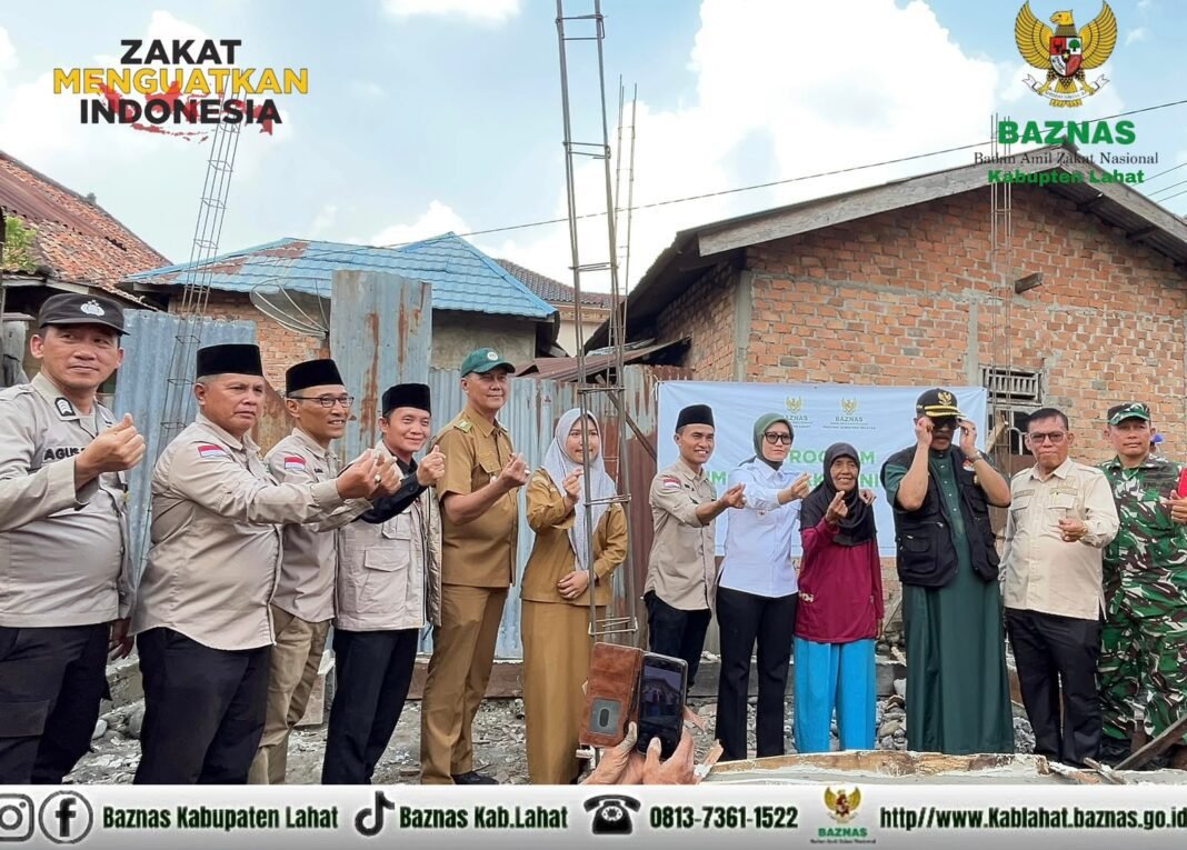 Erwin Arsyah Bersama Wabup Lahat Letakkan Batu Pertama Bedah Rumah di Tanjung Telan Erwin Arsyah Bersama Wabup Lahat Letakkan Batu Pertama Bedah Rumah di Tanjung Telan