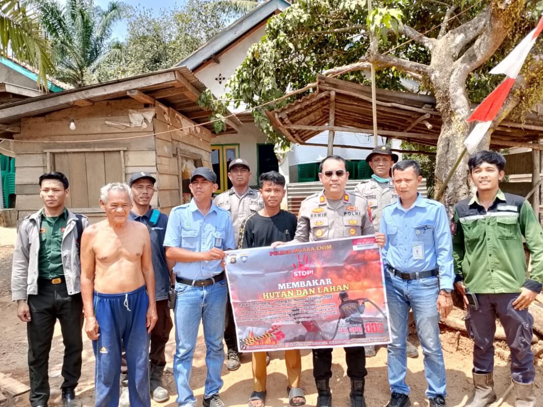 Kapolsek Gunung Megang Bersama Bhabinkamtibmas Gencarkan Edukasi kepada Warga Benakat Kapolsek Gunung Megang Bersama Bhabinkamtibmas Gencarkan Edukasi kepada Warga Benakat
