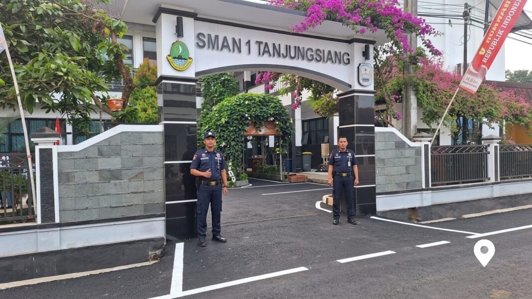 Menghiasi Gedung Sekolah Sambut HUT RI ke -81 SMAN1Tanjungsiang Menghiasi Gedung Sekolah Sambut HUT RI ke -81 SMAN1Tanjungsiang