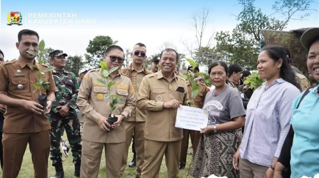 Dorong Komoditas Unggulan, Bupati Karo Serahkan 1,2 Juta Benih Kopi Arabika untuk 259 Kelompok Tani Dorong Komoditas Unggulan, Bupati Karo Serahkan 1,2 Juta Benih Kopi Arabika untuk 259 Kelompok Tani