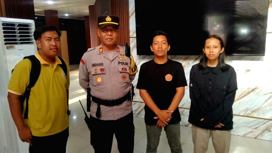 Sambut HUT RI , Kapolsek Subang Perkuat Sinergi Dengan Panitia 17 Agustusan RW 13 Blok Rambutan Cigadung Sambut HUT RI , Kapolsek Subang Perkuat Sinergi Dengan Panitia 17 Agustusan RW 13 Blok Rambutan Cigadung