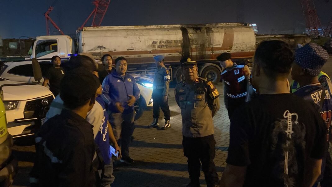 * Patroli Cipta Kondisi Polres Pelabuhan Tanjung Priok Perkuat Keamanan Kawasan Pelabuhan * * Patroli Cipta Kondisi Polres Pelabuhan Tanjung Priok Perkuat Keamanan Kawasan Pelabuhan *