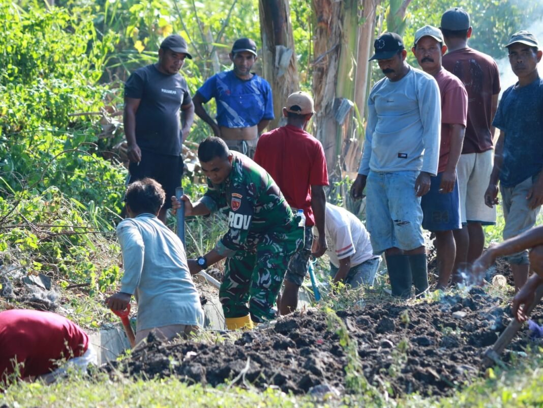 Bahu Membahu Demi Desa Sehat, Satgas TMMD Bersama Warga Bersihkan Saluran Air Bahu Membahu Demi Desa Sehat, Satgas TMMD Bersama Warga Bersihkan Saluran Air