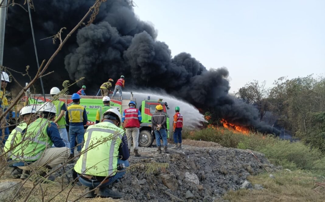 Api Membesar di Area Eks Workshop Banko Pit 2, Polsek Lawang Kidul Terus Dalami Penyebab Kebakaran Api Membesar di Area Eks Workshop Banko Pit 2, Polsek Lawang Kidul Terus Dalami Penyebab Kebakaran