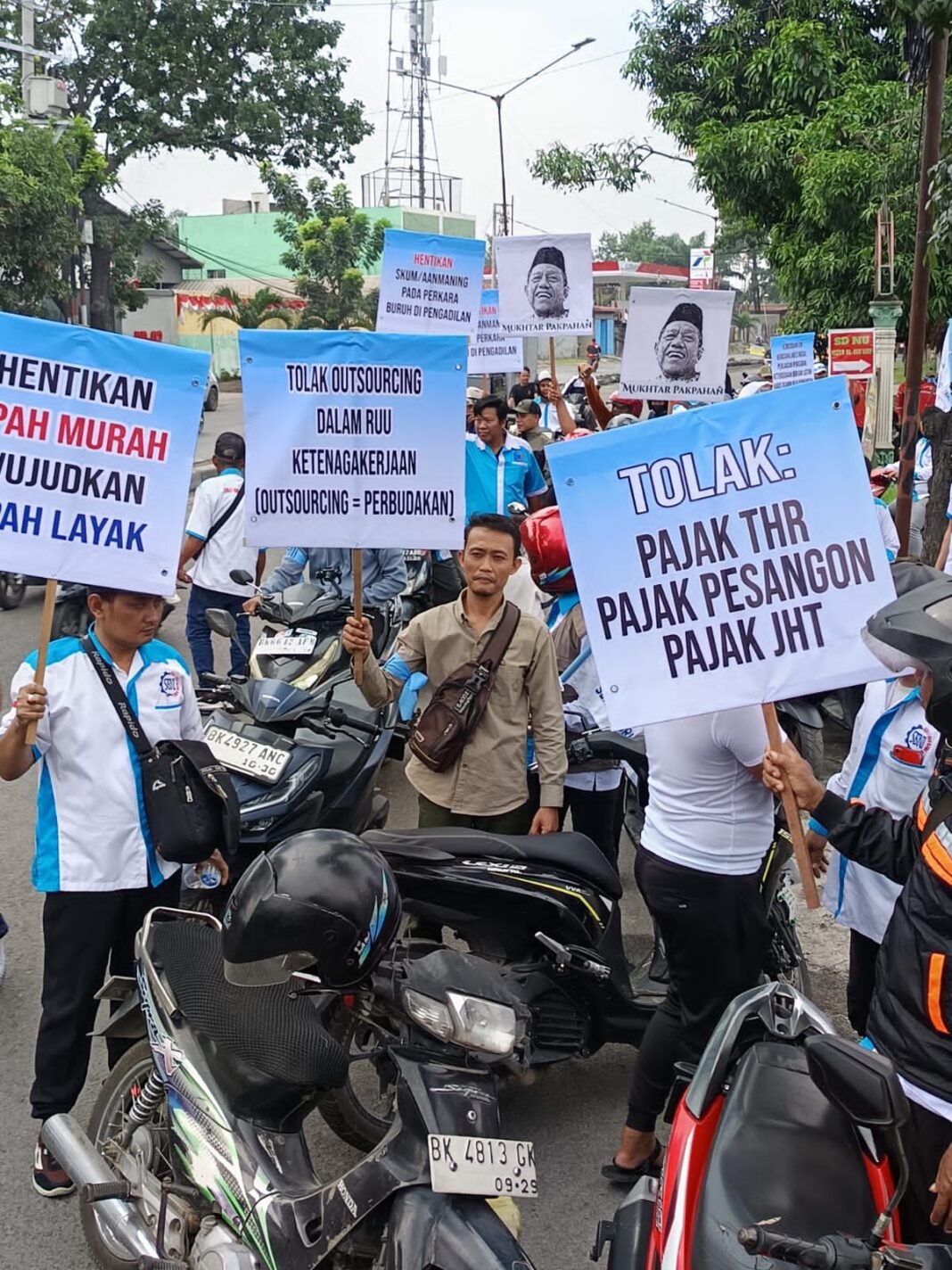 BURUH GUNCANG DPRD SUMUT! Tolak RUU Ketenagakerjaan PHK Sepihak, Outsourcing, Pajak THR & Upah Tidak Layak! BURUH GUNCANG DPRD SUMUT! Tolak RUU Ketenagakerjaan PHK Sepihak, Outsourcing, Pajak THR & Upah Tidak Layak!