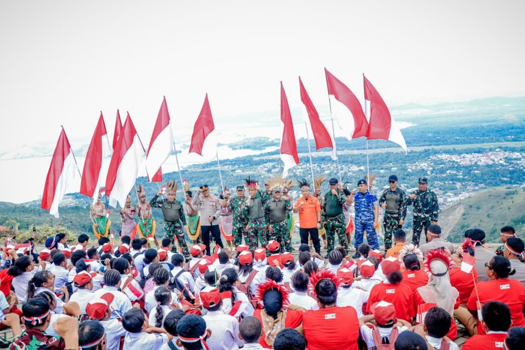 1.200 Peserta TNI/Polri dan Masyarakat Bentangkan Sang Merah Putih Terbesar di Gunung Cycloop Jayapura 1.200 Peserta TNI/Polri dan Masyarakat Bentangkan Sang Merah Putih Terbesar di Gunung Cycloop Jayapura