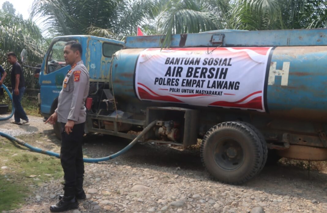 Kepedulian di Tengah Kemarau, Kapolres Empat Lawang Salurkan Air Bersih untuk Masyarakat Kepedulian di Tengah Kemarau, Kapolres Empat Lawang Salurkan Air Bersih untuk Masyarakat