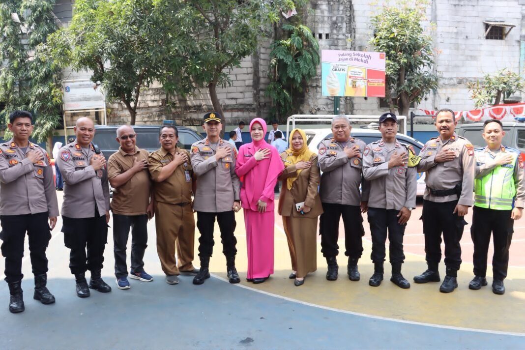 JJOS Police Goes To School, Kapolres Priok Ajak Pelajar SMPN 261 Muara Angke Jauhi Tawuran dan Narkoba JJOS Police Goes To School, Kapolres Priok Ajak Pelajar SMPN 261 Muara Angke Jauhi Tawuran dan Narkoba