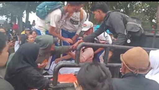 Ratusan Siswa Diduga Keracunan MBG di Berastagi, Orang Tua Panik, Mobil Ambulace Bolak Balik Ratusan Siswa Diduga Keracunan MBG di Berastagi, Orang Tua Panik, Mobil Ambulace Bolak Balik