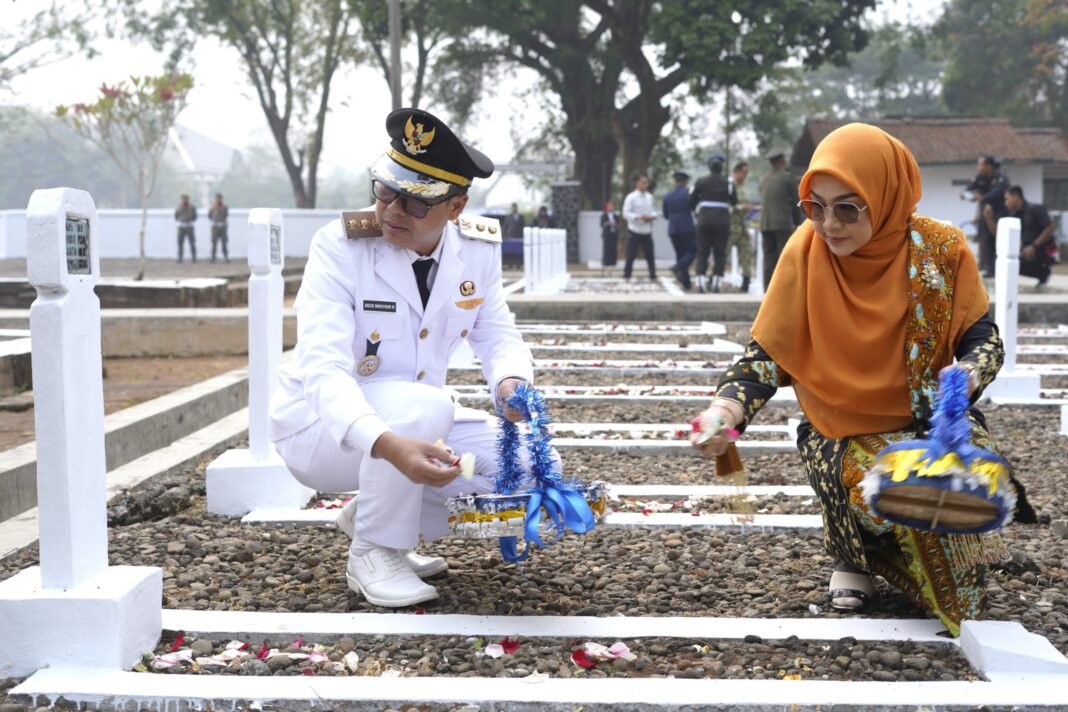 WABUP SUBANG HADIRI TABUR BUNGA HUT KE -81 KEMERDEKAN RI KENANG JASA PARA PAHLAWAN WABUP SUBANG HADIRI TABUR BUNGA HUT KE -81 KEMERDEKAN RI KENANG JASA PARA PAHLAWAN