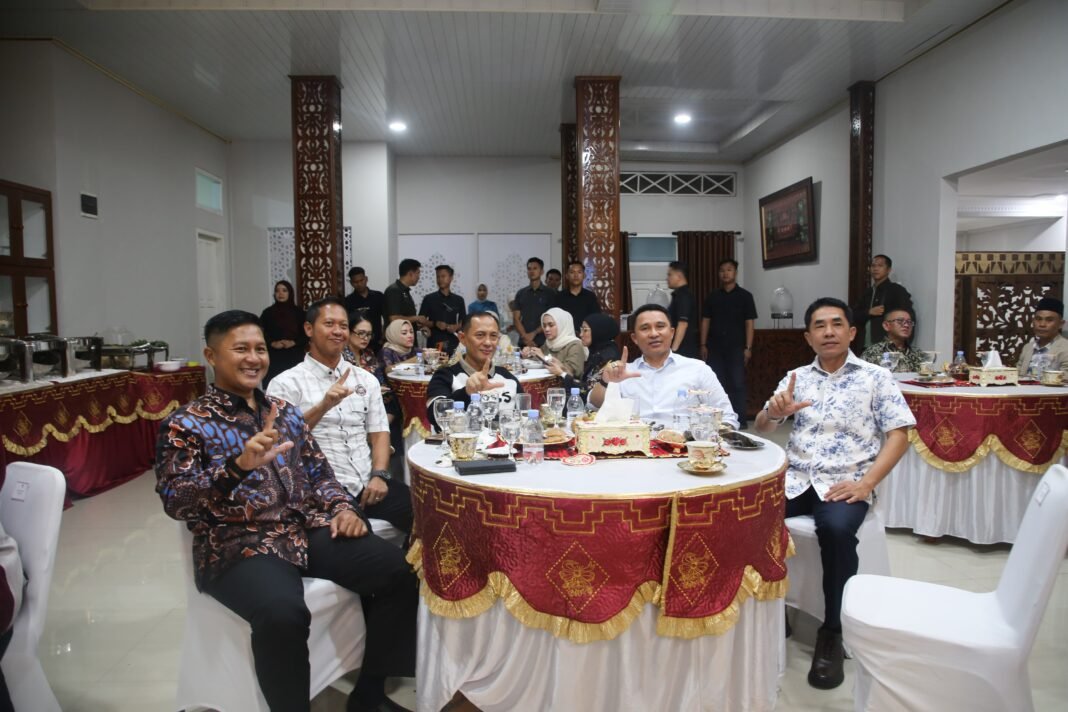 Parosil Mabsus:Bupati Lampung Barat dan Kapolda Lampung Perkuat Sinergi Jaga Kamtibmas. Parosil Mabsus:Bupati Lampung Barat dan Kapolda Lampung Perkuat Sinergi Jaga Kamtibmas.