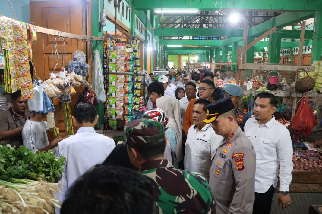 Kapolres Sabang dan Wakil Walikota Sidak Pasar, Harga Bahan Pokok Relatif Stabil | Kompas.sbs Kapolres Sabang dan Wakil Walikota Sidak Pasar, Harga Bahan Pokok Relatif Stabil | Kompas.sbs