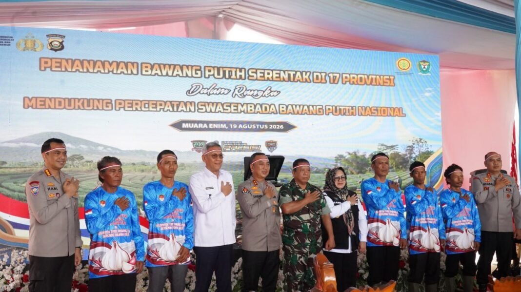 Dukung Swasembada Bawang Putih Nasional, Kapolda Sumsel Ikuti PenanamanSerentak di 17Provinsi dari Muara Enim Dukung Swasembada Bawang Putih Nasional, Kapolda Sumsel Ikuti PenanamanSerentak di 17Provinsi dari Muara Enim