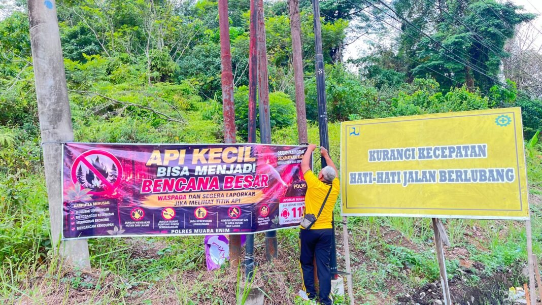 Sei Humas Polres Muara Enim Himbau Masyarakat Lewat Spanduk Cegah Kebakaran Hutan dan Lahan Sei Humas Polres Muara Enim Himbau Masyarakat Lewat Spanduk Cegah Kebakaran Hutan dan Lahan
