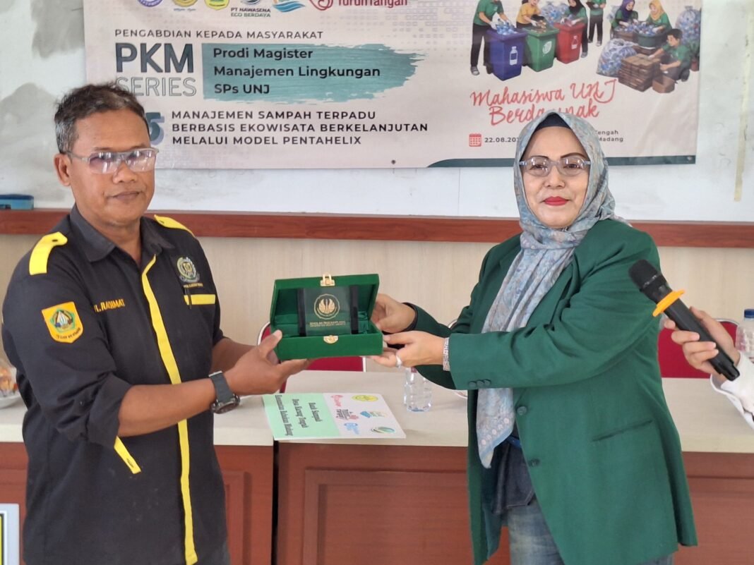 Sinergi Pengolahan Sampah Berkelanjutan, Manajemen Lingkungan UNJ Hibahkan Bank Sampah Ke Desa Karang Tengah Sinergi Pengolahan Sampah Berkelanjutan, Manajemen Lingkungan UNJ Hibahkan Bank Sampah Ke Desa Karang Tengah