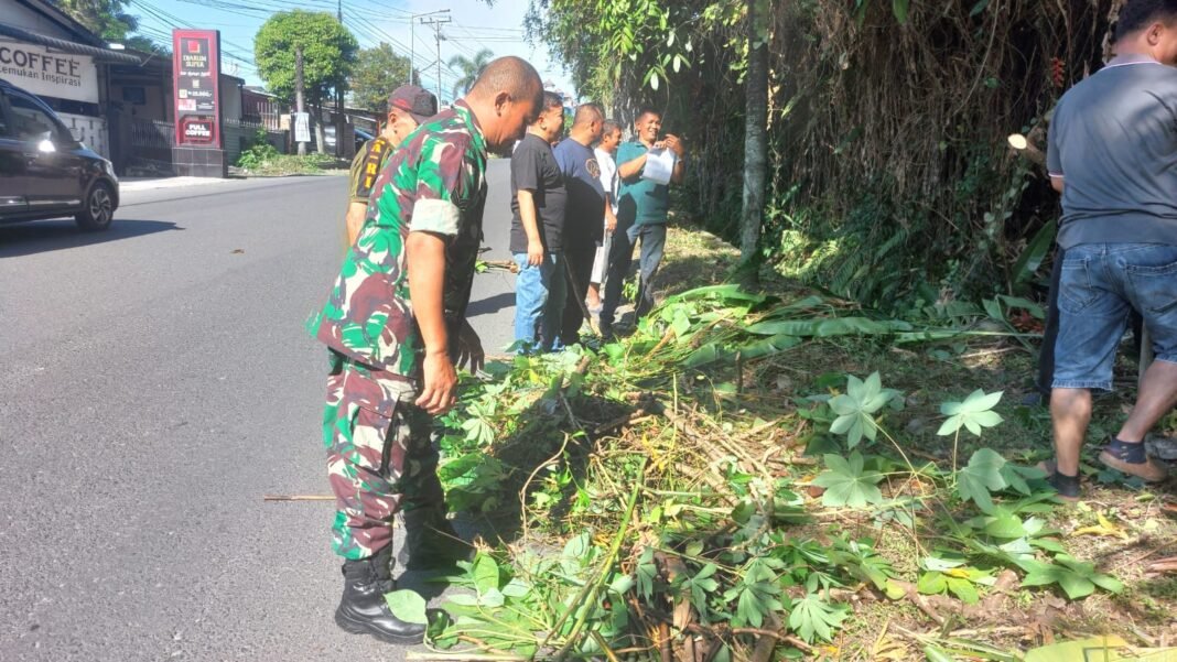 Bahu Jalan Dipenuhi Semak, Koramil 02/ST Turun Bersihkan Bersama Warga Bahu Jalan Dipenuhi Semak, Koramil 02/ST Turun Bersihkan Bersama Warga