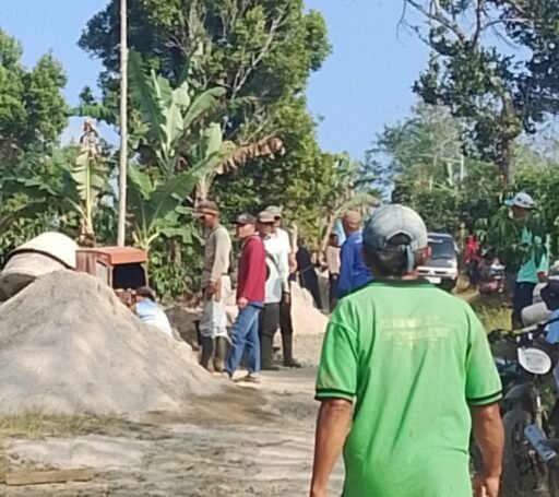 Semangat Gotong Royong! Warga Dusun Margajaya Sukaraja Lakukan Swadaya Perbaikan Jalan Semangat Gotong Royong! Warga Dusun Margajaya Sukaraja Lakukan Swadaya Perbaikan Jalan