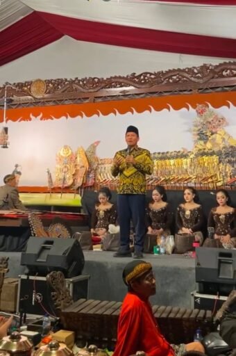 Guna Melestarikan Kebudayaan Plt. Bupati Ahmad Baharudin Hadiri Pagelaran Wayang Kulit di Bangoan Guna Melestarikan Kebudayaan Plt. Bupati Ahmad Baharudin Hadiri Pagelaran Wayang Kulit di Bangoan